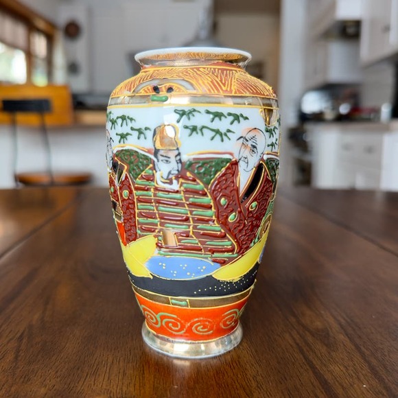 Small Japanese Satsuma Vase with Moriage Chinoiserie Gold Trim Colorful 5" - Picture 3 of 13